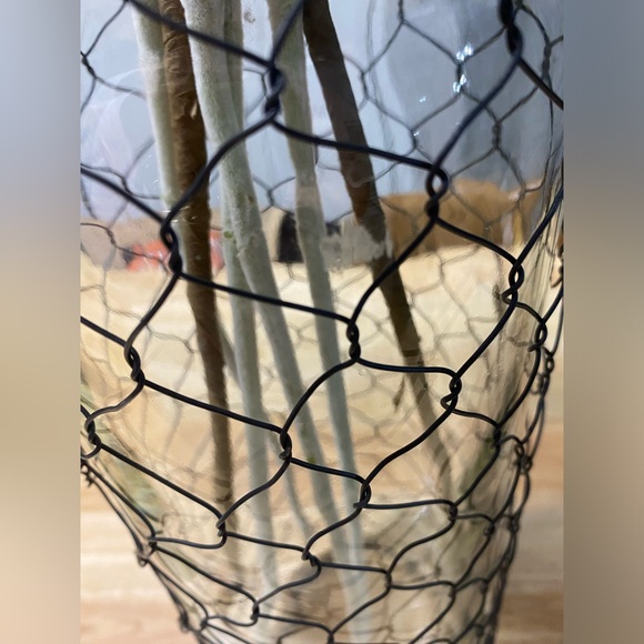 Chicken wire vase with greenery - Picture 6 of 12